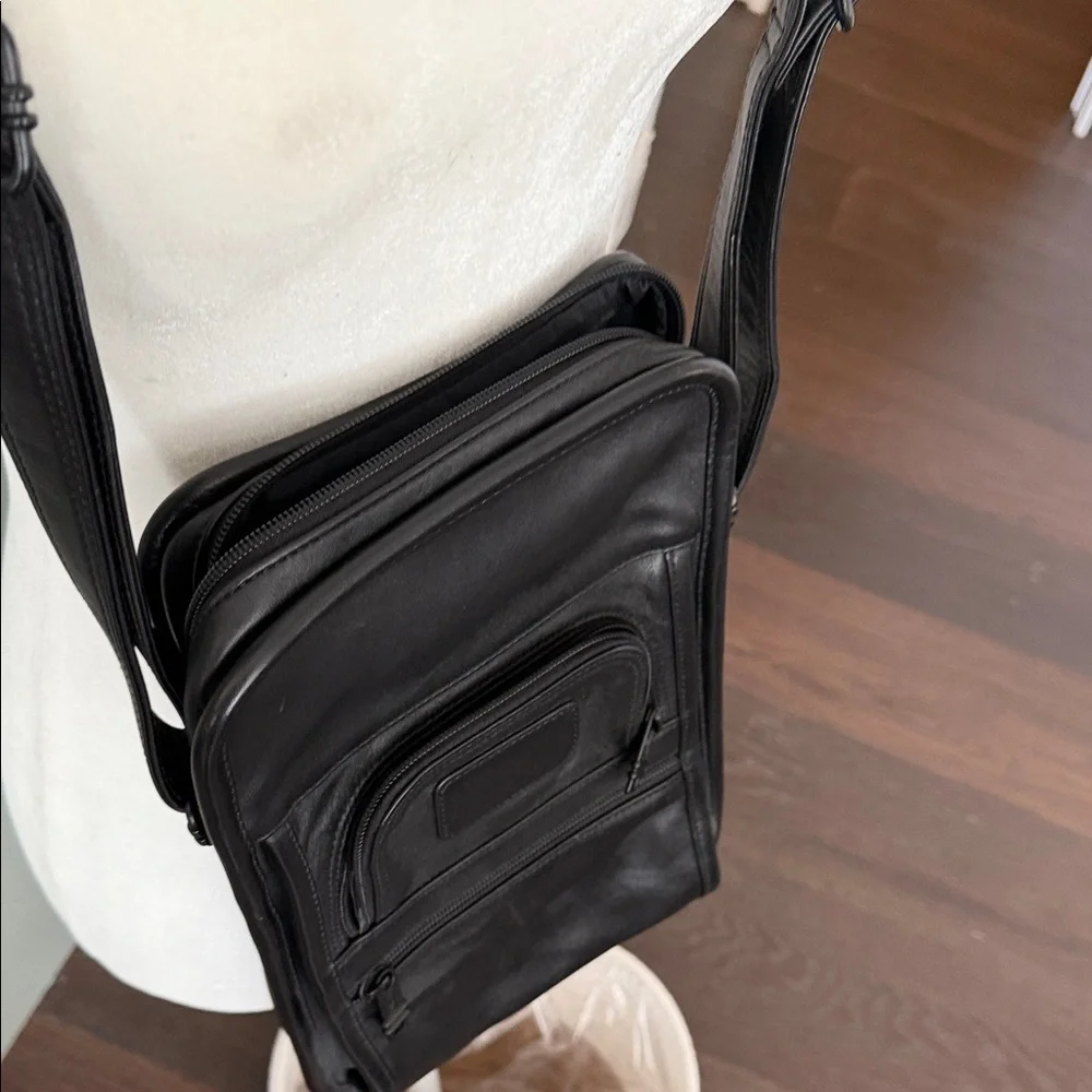 Tumi Black Leather Men's Bag - Picture 3 of 13